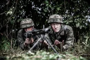 REENACTMENT - Ein deutsches Maschinengewehrnest feuert auf die amerikanischen Fallschirmjäger. Darsteller L-R: TJ Matthews, Julian Hicks.