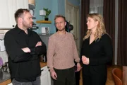 Alicia (Josefin Bressel) und Erik (Patrick Heinrich, l.) erfahren, dass Paul (Niklas Osterloh) Kates Verhalten nicht länger dulden wird.