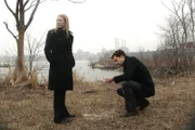 Peter (Joshua Jackson, r.) und Olivia (Anna Torv, l.) finden im Wald Scherben, die zum Mörder von Bob Dunn führen sollen.