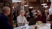 Das Team der 'Special Victims Unit' (v.l.) Det. Odafin 'Fin' Tutuola (Ice-T), Det. Amanda Rollins (Kelli Giddish, l.), Captain Cragen (Dann Florek) und Det. Olivia Benson (Mariska Hargitay) ermittelt in einem brisanten Fall: Ein junges Mädchen verschwindet spurlos von einer Studentenparty.