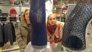Franziska (r.), Shoppingbegleitung Antje