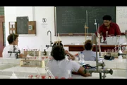 An der Universität der Seychellen erfährt Corentin von einem Dozenten für Chemie, wie man richtig guten Biodiesel herstellen kann.