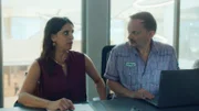 Andi (Milan Peschel) und Mari (Maryam Zaree) müssen in vertauschten Körpern ein wichtiges Business Meeting mit dem Tecla-CEO meistern.