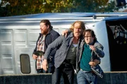 Nach einer Massenkarambolage auf der Autobahn kann aus einem Gefangenentransporter eine Gruppe von Schwerverbrechern entkommen. (V.l.) Steffen Müller (Rafael Banasik), Mike Brings (Markus Gertken) und Frank Wagner (Casper Kaeser) flüchten zu Fuß vor der anrückenden Polizei.