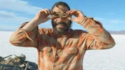 Hazen posiert mit einer geschnitzten Sonnenbrille. (National Geographic/Ossie Bacon)