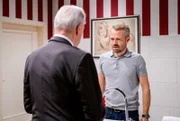 Erik (Sven Waasner, r.) gesteht Werner (Dirk Galuba, l.) seinen Verrat.