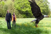 Philip Hansen (Heikko Deutschmann) und Leo (Philis Lara Lau) beobachten den Weißkopfseeadler oben auf der Waldauer Höhe.