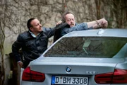 Während Paul versucht die Geiseln in einem entführten Bus zu retten versucht Semir (Erdogan Atalay, l.) herauszufinden, was der SEK-Chef mit den Geiselnehmern zu tun hat. Er nimmt Django (Erwin Leder) fest.