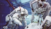 Bildunterschrift: Das Gefühl der Schwerelosigkeit lässt sich am besten unter Wasser nachempfinden. Astronauten trainieren das Fortbewegen und Arbeiten ohne Einwirkung der Schwerkraft daher in speziellen Trainingsbecken.