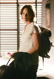 Sara (Jorja Fox), die zu Warricks Beerdigung angereist war, wird von Grissom in einem aktuellen Fall um Hilfe gebeten. Dabei wird ihr klar, dass all diese Dinge nicht mehr ihrem Leben entsprechen und geht für immer...  +++
