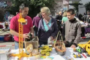 Trödelprofi Mauro Corradino (li.) mit Nicole und Milan auf dem Flohmarkt