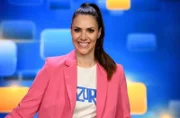 Moderatorin Esther Sedlaczek ist gespannt: Wer weiß die Antwort? Die Experten im Quizduell-Olymp oder die Promis? Es geht um Allgemeinwissen und Nervenstärke, die richtige Einschätzung der Gegner und die Bereitschaft zu zocken.