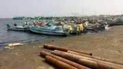 Chennai ist die größte Hafenstadt im indischen Bundesstaat Tamil Nadu. Da zwischen den Hunderten Fischerbooten kein Platz ist, ankert der Katamaran ein Stück vor der Küste.