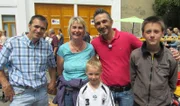 Trödelprofi Mauro Corradino (2.v.re.) macht sich auf den Weg nach Hademstorf in Niedersachsen. Der Verkaufsexperte merkt schnell, dass seine Hilfe dringend gebraucht wird. Mauro muss Maik (li.) davon überzeugen, sich endlich von seinen Sachen zu trennen.