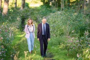 Markus (Timo Ben Schöfer, r., mit Daniela Kiefer, l.) nimmt die Trennung von Katja mehr mit, als er sich bisher eingestanden hat.