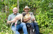 Freudenberg im Siegerland: Gastgeber Peter Mecklenburg (r) mit seinem Mann Ben.