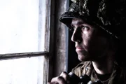 REENACTMENT - Oberstleutnant Robert Cole (Zachery Fiorido) beobachtet, wie seine Truppen ihren Gefechtsstand während eines deutschen Gegenangriffs verteidigen.