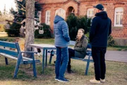 Die Blaue Bank ist ein Treffpunkt für die Dorfbewohner. Elisa und ihre Nachbarn kommen dort spontan oder verabredet zusammen, um Unternehmungen im Dorf zu besprechen.