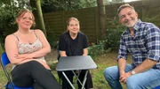 Dunja (Mitte) möchte nach Rumänien auswandern, um bei einem Tierschutzverein zu arbeiten. Sie plant, ihr Haus zu verkaufen, erhält dabei jedoch keine Unterstützung von den Kindern ihres verstorbenen Mannes. Experte Mauro soll helfen.