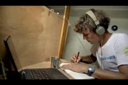 Corentin de Chatelperron hält die Erkenntnisse aus seiner bisherigen Reise fest.