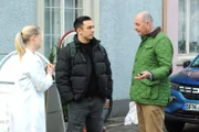 Vera vermittelt Leon einen Job als Flaschenbefüller in der Brauerei. Von links: Vera, (Sybille Waury), Leon (Joel Akgün) und Hubert (Bernhard Ulrich).