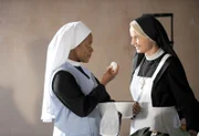 Schwester Lela bringt Eier von den Klosterhünern (v.li.: Denise M’Baye, Emanuela von Frankenberg).