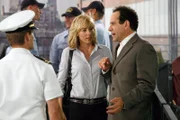 Lt. Albright (Casper Van Dien, li.), ein alter Bekannter von Nathalie (Traylor Howard), ist fest davon überzeugt, dass sein Freund ermordet wurde und bittet Mr. Monk (Tony Shalhoub), sich den vermeintlichen Tatort, ein U-Boot, einmal anzusehen.
