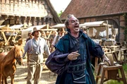 Der Geist (Holger Daemgen) nimmt die Dorfbewohner gefangen