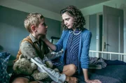 Der Junge soll in eine Pflegefamilie kommen: Miron Sharshunov als Jenkele, Annina Walt als Klara Leutenegger.