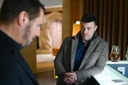 ACHTUNG SPERRFRIST! Die Veröffentlichung dieses Motives ist für alle ONLINE-MEDIEN (außer Programm-Presse) erst ab dem 22.04.2025 frei. Richard (Silvan-Pierre Leirich, l.) ist allzu bewusst, wie schwierig der Tag für Simone ist. Rechts Ben (Jörg Rohde) +++ Die Verwendung des sendungsbezogenen Materials ist nur mit dem Hinweis und Verlinkung auf RTL+ gestattet.
