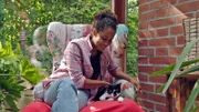 Freigänger-Katze Schnurli ruht sich nach einem ausgedehnten Spaziergang auf ihrem Lieblingsplatz aus.