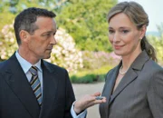 Bietet seine Unterstützung an: Michael Roll als Duncan Fraser, Katja Weitzenböck als Lady Nicole Sherberton