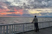 Der Angeklagte in einem Milliardenprozess (Darsteller: Michael Bartsch) hinterlässt einen Abschiedsbrief. Angeblich hat er sich in der Nordsee das Leben genommen. Doch es gibt Zweifel an dieser Theorie.