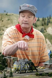 Nach einem Streit mit Walden landet Alan schließlich bei Herb (Ryan Stiles). Der einsame Exmann seiner Exfrau Judith nimmt ihn begeistert auf, und schon bald spielen die beiden ununterbrochen mit dessen Modelleisenbahn ... Nach einem Streit mit Walden landet Alan schließlich bei Herb (Ryan Stiles). Der einsame Exmann seiner Exfrau Judith nimmt ihn begeistert auf, und schon bald spielen die beiden ununterbrochen mit dessen Modelleisenbahn ...