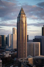 Der Messeturm, 265 Meter hoch und damit das zweithöchste Hochhaus in der EU, gilt ein bisschen als das Wahrzeichen der Frankfurter Skyline.