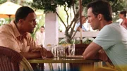 Michael (Jeffrey Donovan, r.) hilft seinem alten Jugendfreund Ricky (Ben Watkins) bei einem Problem.