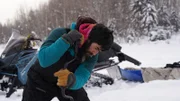 Mario Quezada bohrt mit einem Bohrer Löcher in das Eis, damit er und Clare angeln können. (National Geographic für Disney/Mike Fennell)