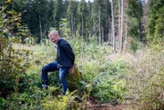 Erik (Sven Waasner) versucht sich vergeblich von seinen Fesseln zu befreien.