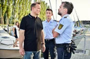 Pirmin Spitznagel (Simon Werdelis, M.) und Andreas Rambach (Ole Puppe, r.) setzen Andreas Holler (Thomas Douglas, l.), den Vorsitzenden des Segelclubs, unter Druck.
