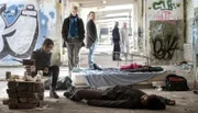 Niara (Victoire Laly) wird tot aufgefunden. Nora Dalay (Aylin Tezel, l), Martina Βönisch (2.v.l.) und Daniel Kossik (Stefan Konarske, Mitte hinten) am Tatort.