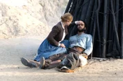 Jakob (Pablo Grant) wurde vom Geist erwischt und Sophia (Sofie Eifertinger) versucht ihm zu helfen.