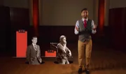 Bobby Segaull steht mit einem animierten JFK und einem Soldaten.