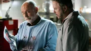 Dr. Robbins (Robert David Hall) erläutert Gil Grissom (William Petersen) seine Untersuchungsergebnisse. Bringt das die Ermittler auf eine neue Spur, die zu dem Serienkiller führt?