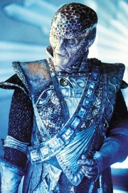 G'Kar (Andreas Katsulas) ist Botschafter der Narn auf Babylon 5. Er ist zu Beginn der Serie Mitglied des Kha'ri (oberster Rat der Narn) und tritt meist aggressiv und rachsüchtig gegenüber dem Volk der Centauri auf. G'Kar (Andreas Katsulas) ist Botschafter der Narn auf Babylon 5. Er ist zu Beginn der Serie Mitglied des Kha'ri (oberster Rat der Narn) und tritt meist aggressiv und rachsüchtig gegenüber dem Volk der Centauri auf.