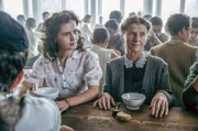 Klara (Annina Walt, li.) und ihre Schwiegermutter Elsie (Therese Affolter, re.) arbeiten im selben Heim und freuen sich über die gute Entwicklung ihrer jüdischen Gäste.