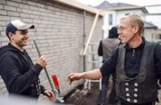 Lasse (l) und sein Ausbilder Julian Zimmerer in Norderstedt.