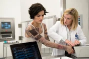 L-R: Jane Doe (Jaimie Alexander) und Patterson (Ashley Johnson)