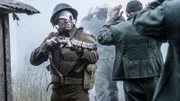 REENACTMENT - Ein britischer Soldat (gespielt von Gavin Marck) nimmt deutsche Gefangene.