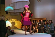 Nach anfänglichen Schwierigkeiten steht nun doch Magdalena (Susan Hoecke) auf dem Catwalk und präsentiert die neue Kollektion.