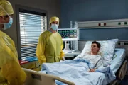 Seit seiner Einlieferung bekommt Jakub Antibiotika, weil er neben der leichten Kopfverletzung unter Fieber leidet. Doch die schlagen nicht an. Als die Ärzte herausfinden warum, müssen sie Jakub isolieren. Er hat multiresistente Keime. Hochansteckend! V.l.n.r. Ben Ahlbeck (Philipp Danne), Dr. Niklas Ahrend (Roy Peter Link), Jakub Renner (Jonas Hämmerle).